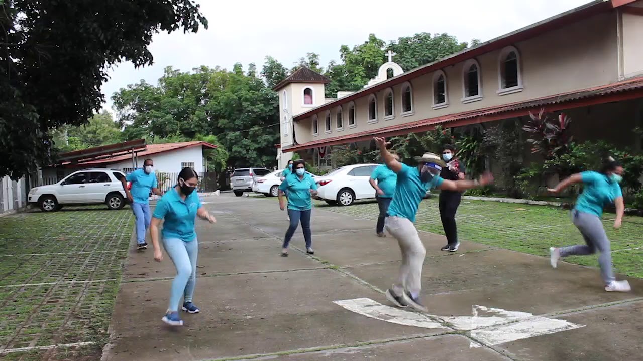 jóvenes bailando el reto jerusalema